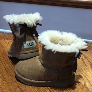 UGG® Mini Bailey Bow II Boot - Toddler / Little Kid - Chestnut Size 9